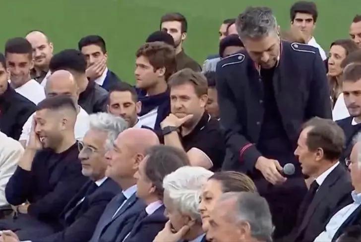 Jordi Alba riendo mientras hablaba Emilio Butragueño / Foto: X