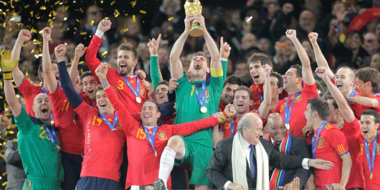 Fue campeón mundial con España, ahora anunció su retiro del fútbol