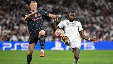 Erling Haaland, del Manchester City, disputando el balón con Antonio Rudiger del Real Madrid