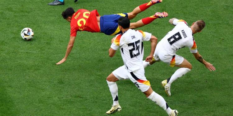 Aunque Kroos lesionó a Pedri, así lo despidieron los hinchas españoles en el estadio