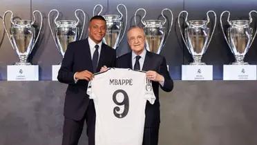 Florentino Perez y Mbappé posando con la camiseta del Madrid. (Foto: Real Madrid)