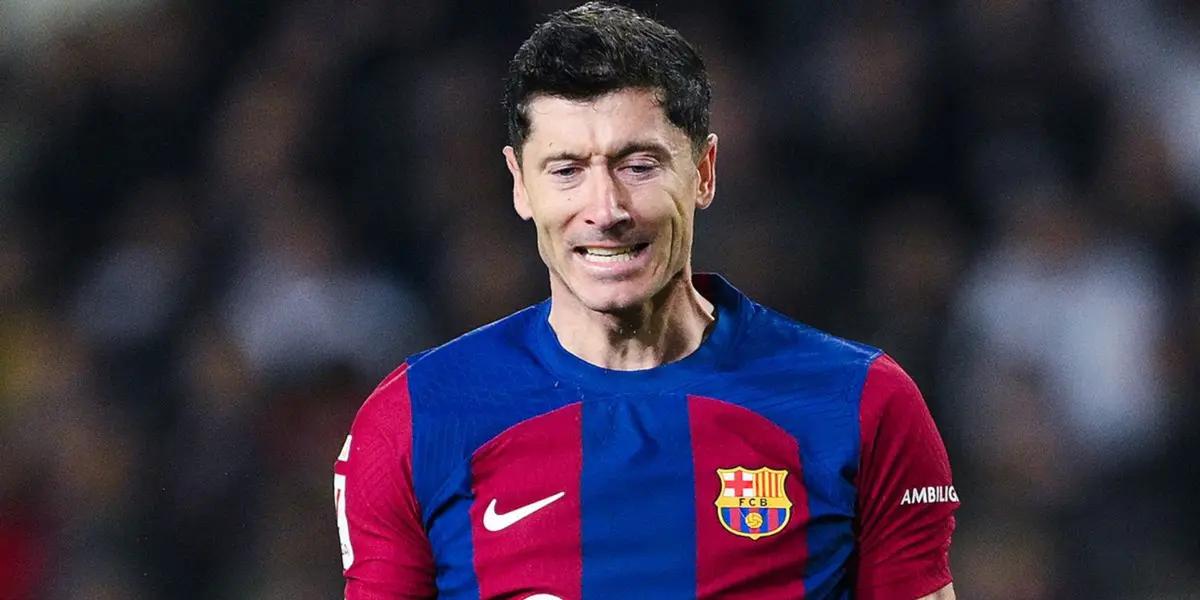 Lewandowski lamentándose con la camiseta del FC Barcelona.