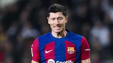 Lewandowski lamentándose con la camiseta del FC Barcelona.