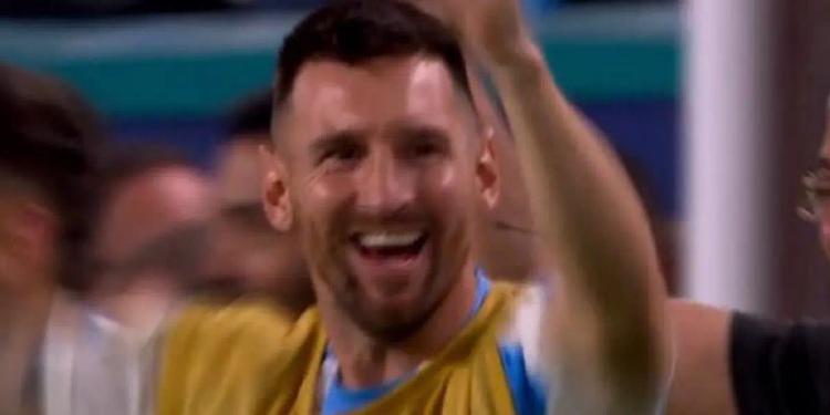 (VIDEO) Leo Messi y el gesto de humildad al recibir el trofeo de campeón de la Copa América