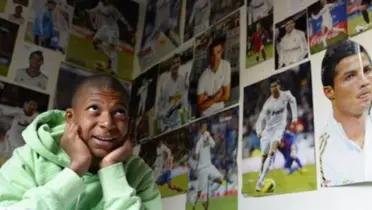 Mbappé de niño con posters de Cristiano Ronaldo.