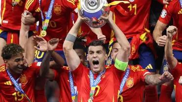 Morata levanta la Eurocopa. (Foto: EFE)