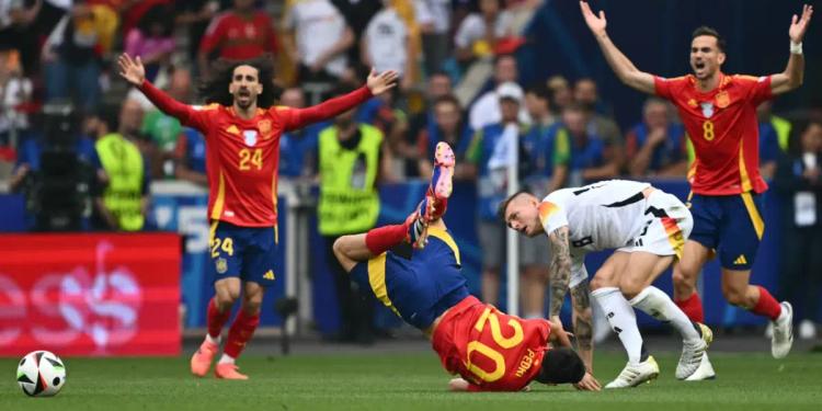 (VIDEO) Brutal falta de Kroos a Pedri que lo lesionó y mira la reacción de De la Fuente