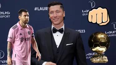 Robert Lewandowski de traje, Lionel Messi enojado de un lado, Balón de Oro del otro.