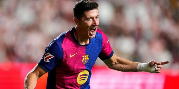 Lewandowski tiene 36 años y el '9' que el FC Barcelona quiere en su reemplazo