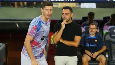 Robert Lewandowski y Xavi Hernández del FC Barcelona