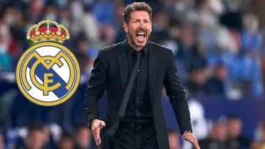 Simeone dando indicaciones durante un partido, a su derecha el escudo del Real Madrid.