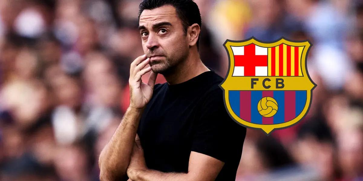 Xavi pensante, a su costado el escudo del FC Barcelona.