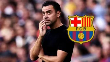 Xavi pensante, a su costado el escudo del FC Barcelona.