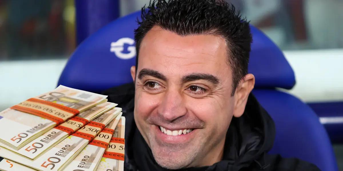 Xavi sonriente con los Euros a su derecha.