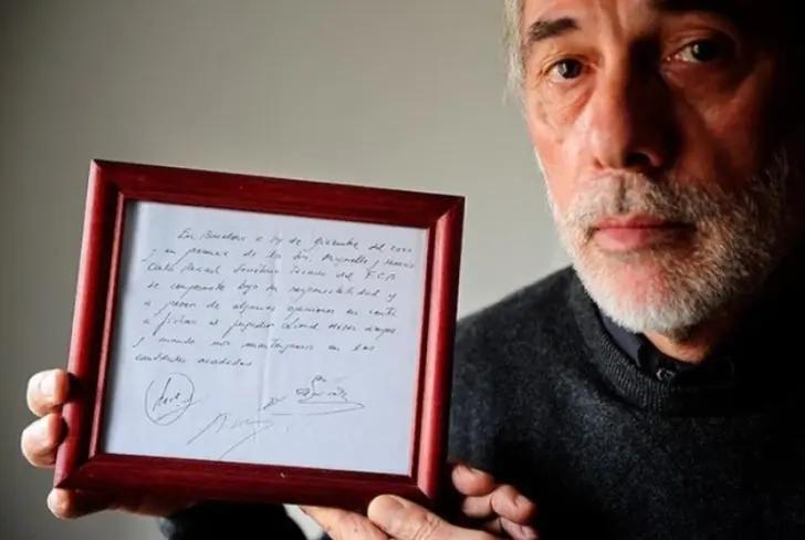 Horacio Gaggioli con la servilleta enmarcada.