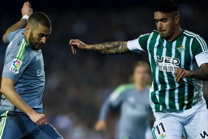 Juan Vargas enfrentando a Benzema en un Betis vs Real Madrid 