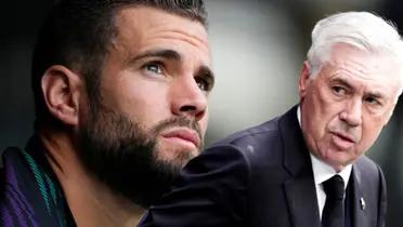 Ancelotti mirando de reojo a Nacho, quien observa hacia arriba.