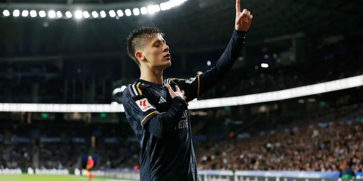 Arda Güler y su característica celebración con la camiseta del Real Madrid.