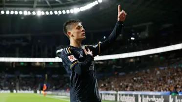 Arda Güler y su característica celebración con la camiseta del Real Madrid.