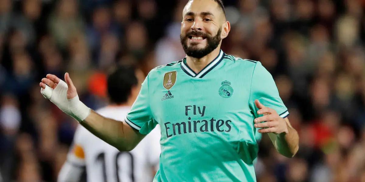 Benzema deslumbra a fuerza de goles pero su vendaje en la mano derecha también capta la atención de los fanáticos.