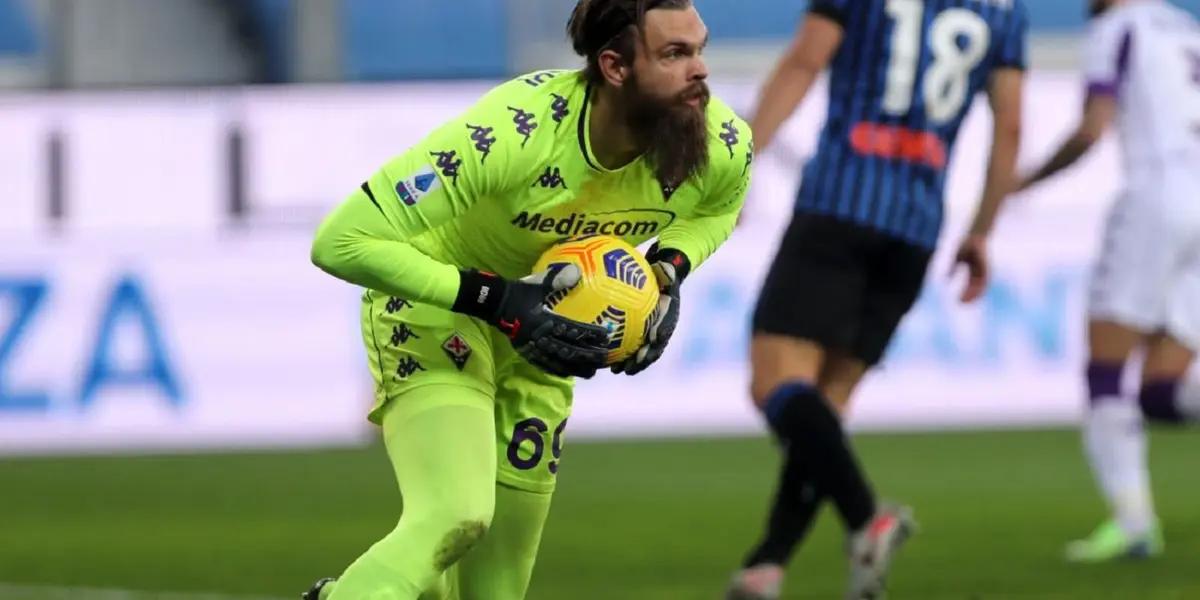 Con la permanencia en primera división asegurada el Rayo Vallecano ya está en la búsqueda de refuerzos para la próxima temporada. El arquero fue una posición que nunca termino de tener dueño y es por eso que el equipo de Vallecas querría contratar a Bartłomiej Drągowski valorado por Fiorentina en 10 millones de euros.