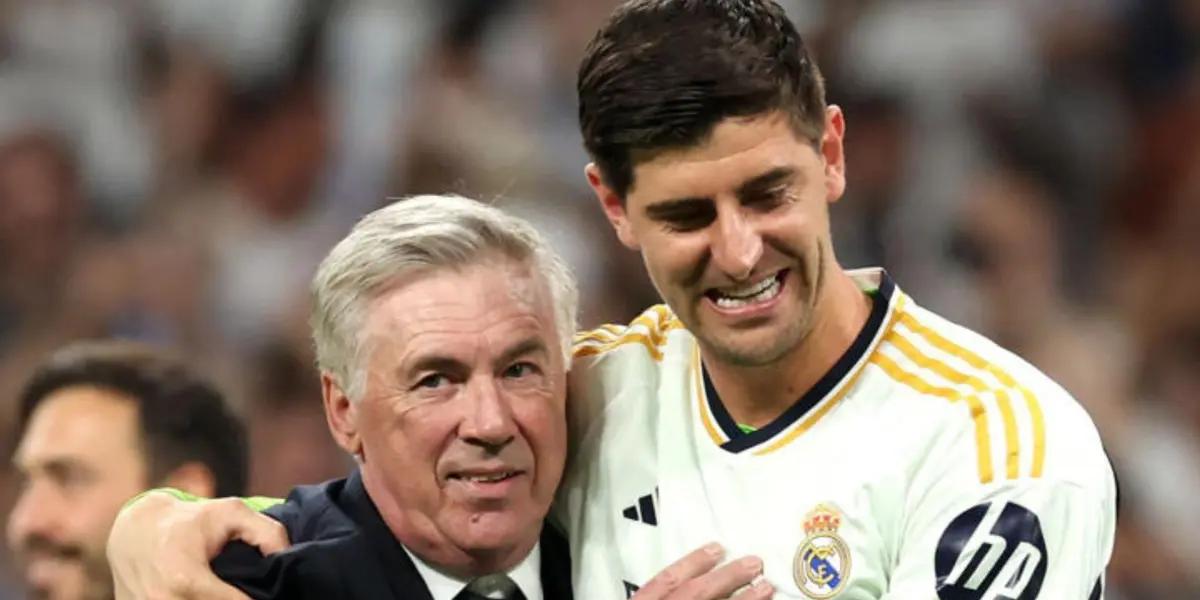 Courtois se abraza con Ancelotti.