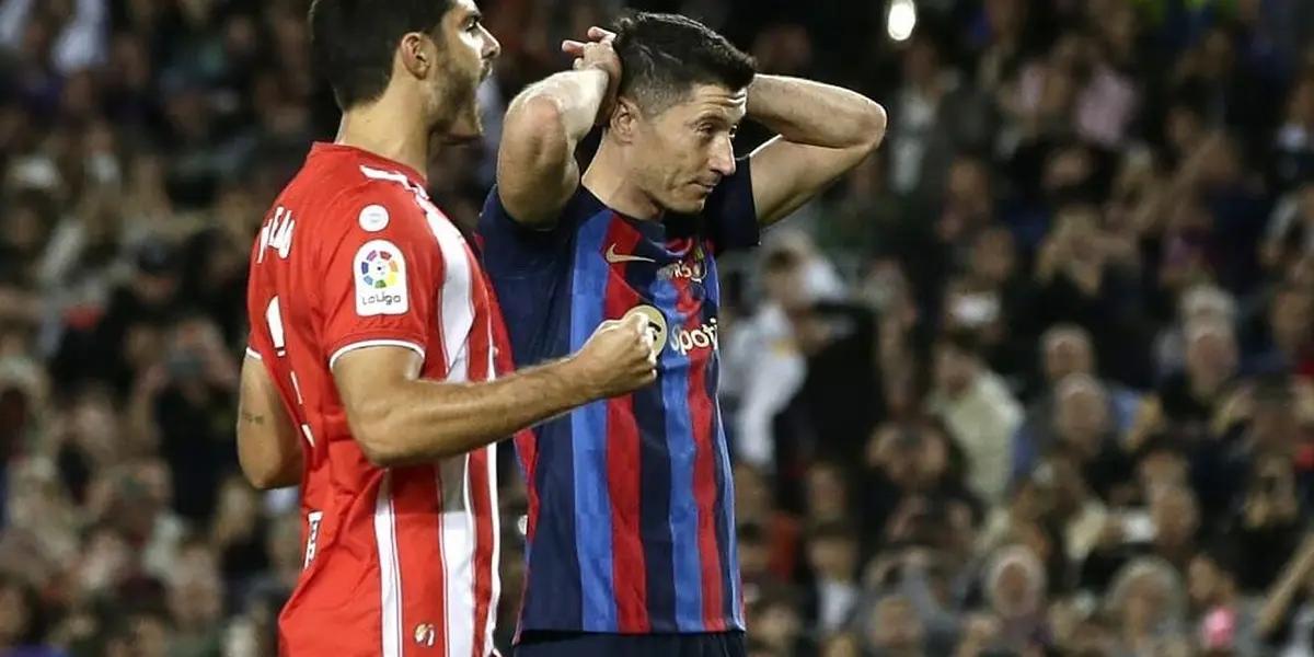 Cuando parecía que Piqué se retiraba con el entorno idea, una acción del delantero polaco dejó un momento incómodo en el parido.