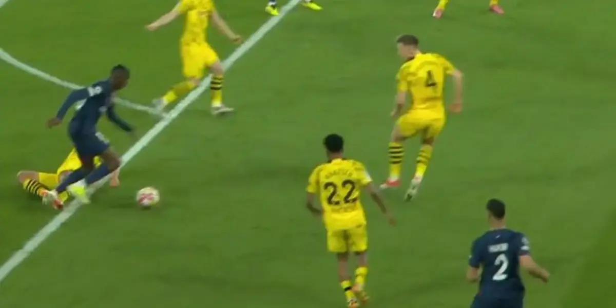 Dembélé recibe la falta por parte de Hummels.