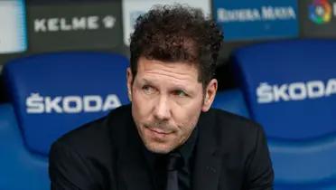 Diego Simeone en el banquillo, en medio de un partido de Atlético de Madrid.