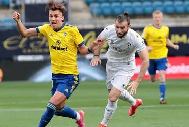 El Alavés, descendido a segunda división recibe al Cádiz en el Estadio de Mendizorroza el domingo a las 20:00 por la última jornada de La Liga Santander en la que se definirá si Cádiz es quien acompaña al Levante y Alavés o si los amarillos lograrán la permanencia. A continuación, las novedades de los equipos.