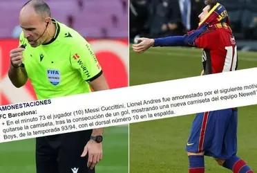 El árbitro del partido debió amonestar a Lionel Messi por quitarse la camiseta en su festejo de gol.
