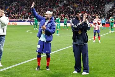 El centrocampista ingresó junto a Molina y Correa con la medalla de campeón del Mundial para ser ovacionado, pero la realidad fue muy distinta.