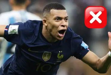 El delantero galo anotó el tercero de su escuadra ante Dibu Martínez y después lo festejó con algunas sonrisas ante las miradas de la hinchada argentina.