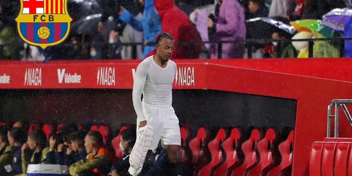 El exdefensa del Sevilla Fútbol Club, según trascendió desde su entorno, estaría por demás inquieto al no resolverse su situación en la entidad catalana.