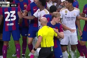 El jugador neerlandés tuvo una desafortunada falta que picó el encuentro.