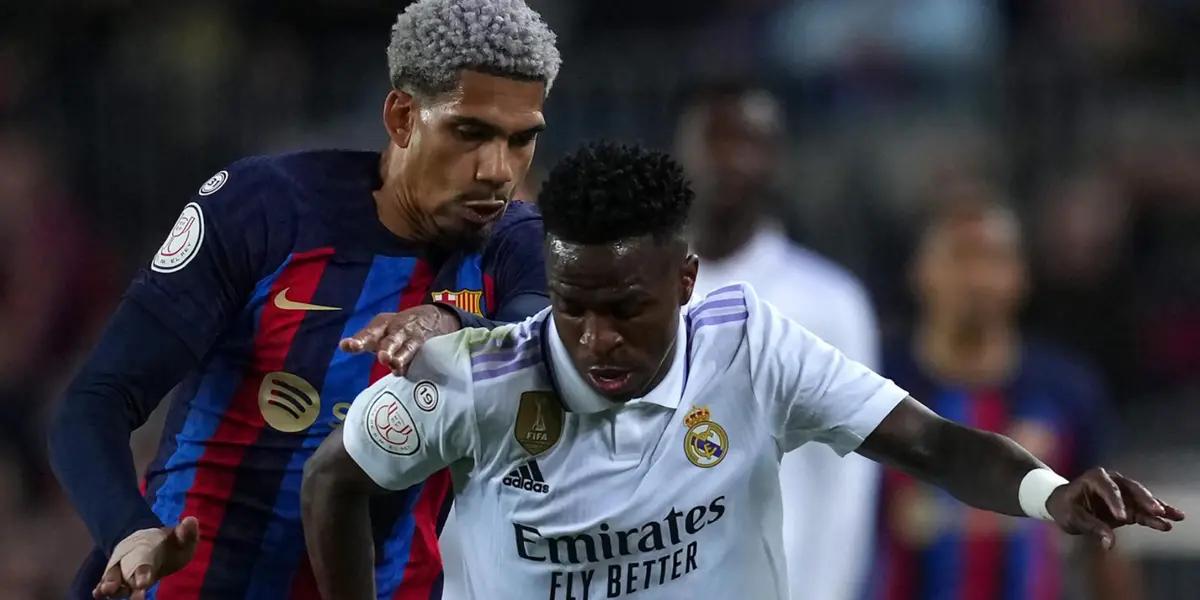 Enfrentamiento entre Araújo y Vinicius en el derbi.