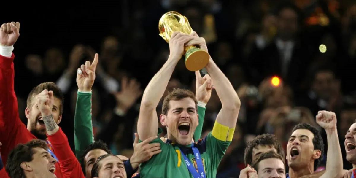 España ha tenido muchísimos arqueros de grandísima jerarquía. Zubizarreta, Cañizares, Pepe Reina, Luis Arconada, Ricardo Zamora y muchos más, pero sin lugar a dudas el mejor de todos es el gran Iker Casillas.