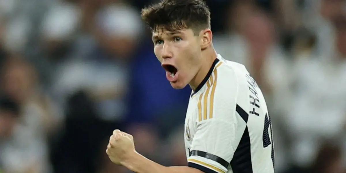 Fran García festejando con la camiseta del Madrid.