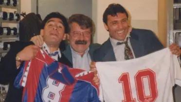Hristo Stoichkov con Diego Maradona y las camiseta de FC Barcelona y Sevilla