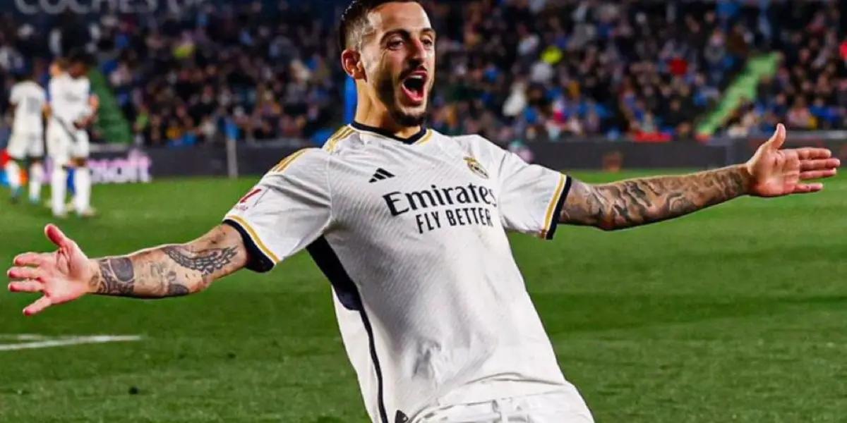 Joselu festeja con la camiseta del Real Madrid.