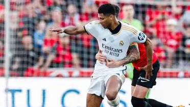 Jude Bellingham del Real Madrid disputando el balón con un defensa del Mallorca