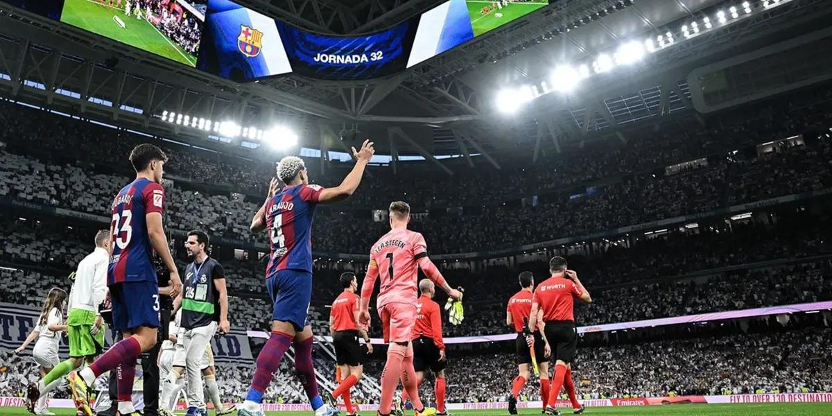 Jugadores del FC Barcelona y Real Madrid ingresando al estadio Santiago Bernabéu