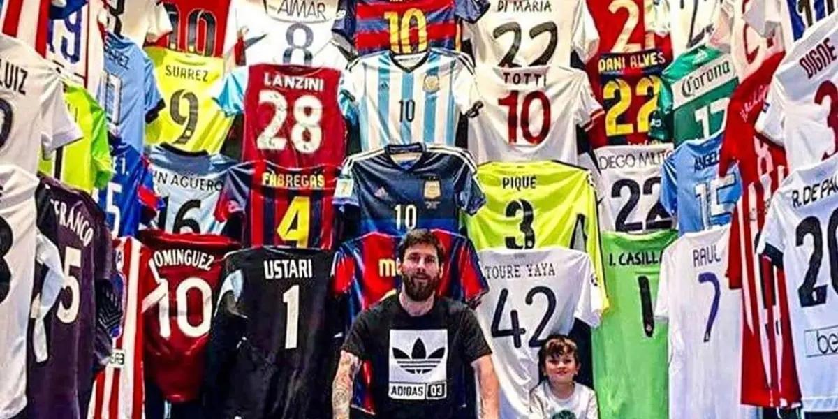 Lionel Messi tiene las puertas abiertas en FC Barcelona pero mira con la camiseta con la que apareció