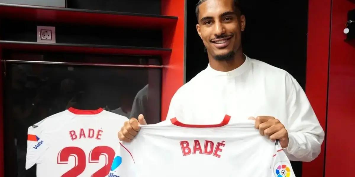 Loic Badé, el central del Sevilla, podría acabar en las filas del Aston Villa esta ventana de fichajes