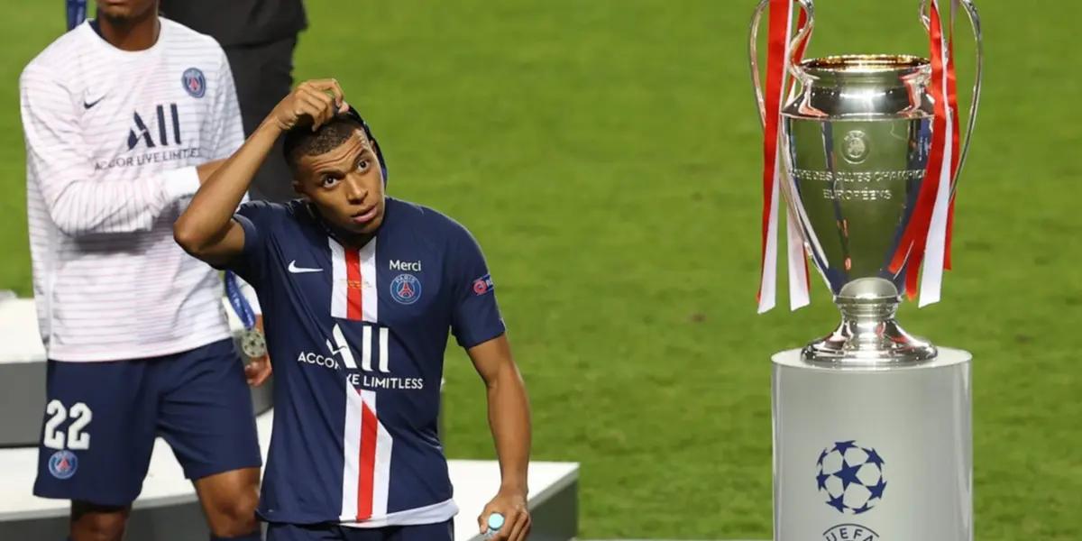 Mbappé con la camiseta del PSG quitándose la medalla del subcampeonato de la Champions en 2020.