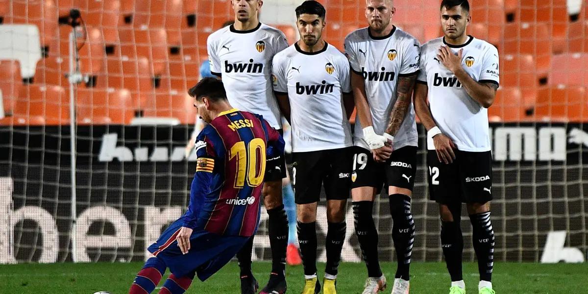 Messi ha desarrollado un arsenal enorme de variantes para convertir de tiro libre. Muchos de los encuentros de La Liga y Champions League del FC Barcelona se han resuelto desde su zurda. Más de medio centenar de goles fueron desde esa vía.