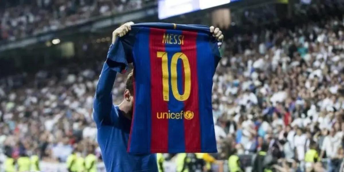 Messi posa con la 10 en el Bernabéu