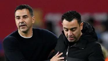 Míchel, entrenador del Girona, y Xavi Hernández del FC Barcelona