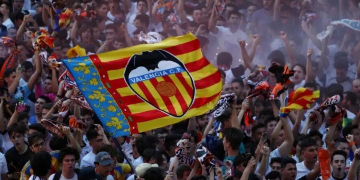 Parte de algunos aficionados del Valencia empezaron a seguir este cántico cuando su equipo perdía de 7 goles