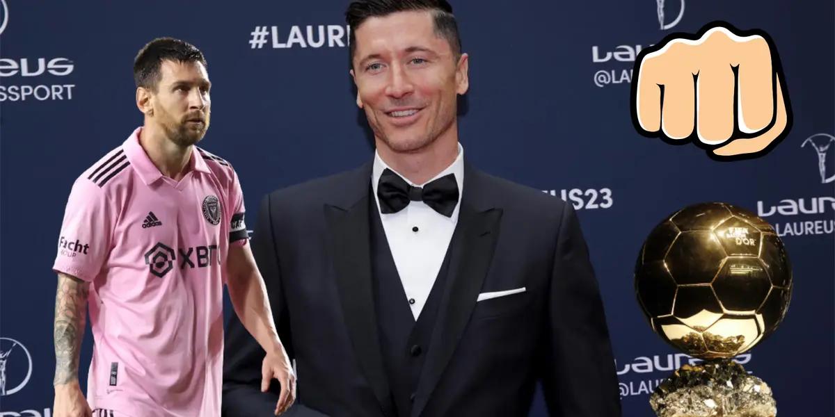 Robert Lewandowski de traje, Lionel Messi enojado de un lado, Balón de Oro del otro.